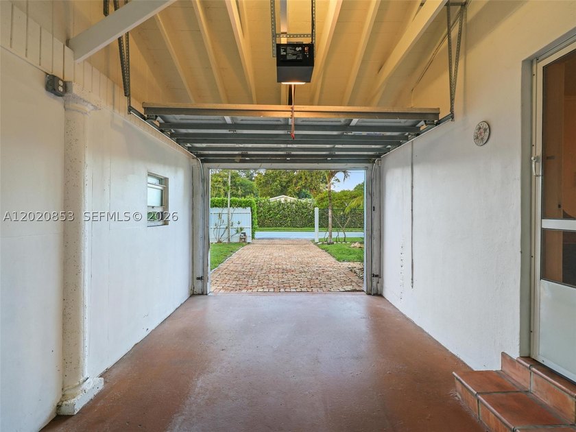 Tucked away on a quiet, tree-lined street in the coveted Glenvar - photo 36