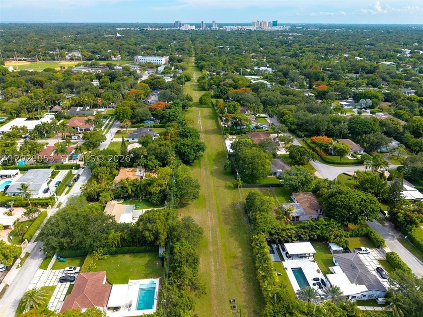Tucked away on a quiet, tree-lined street in the coveted Glenvar - photo 37