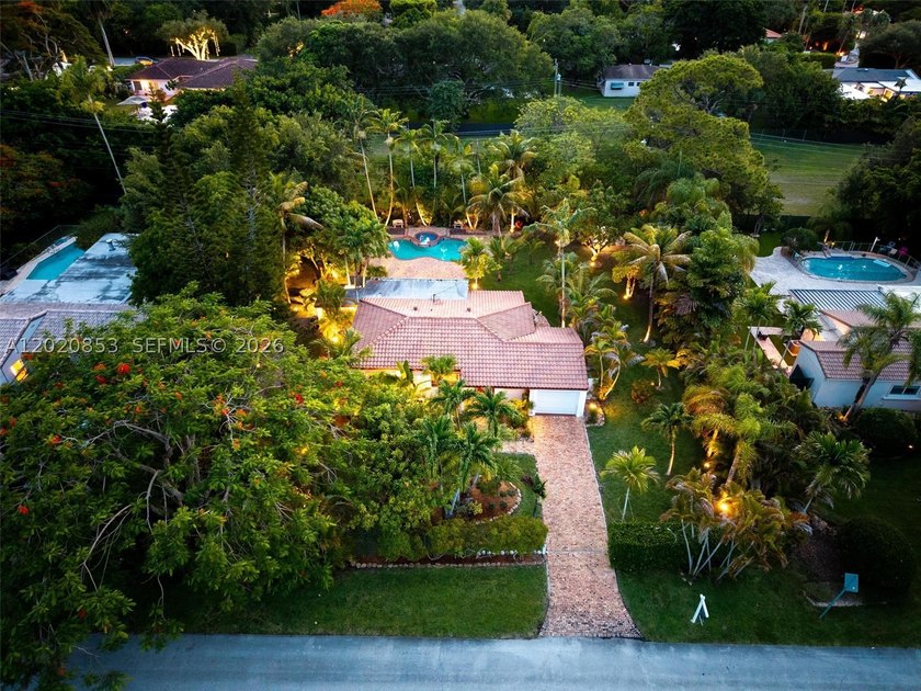 Tucked away on a quiet, tree-lined street in the coveted Glenvar - photo 38