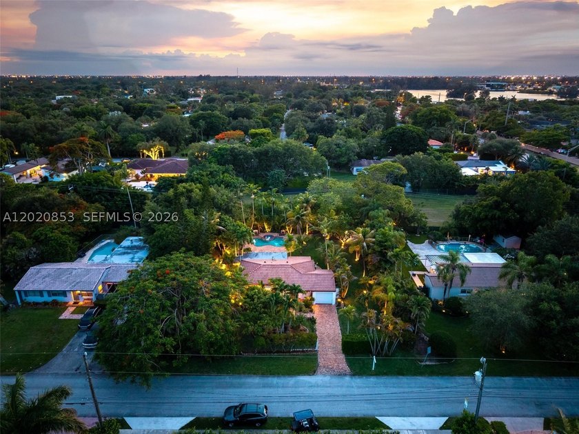 Tucked away on a quiet, tree-lined street in the coveted Glenvar - photo 39