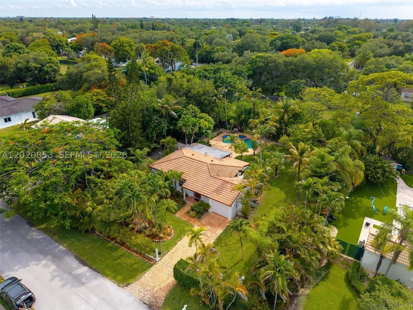 Tucked away on a quiet, tree-lined street in the coveted Glenvar - photo 41
