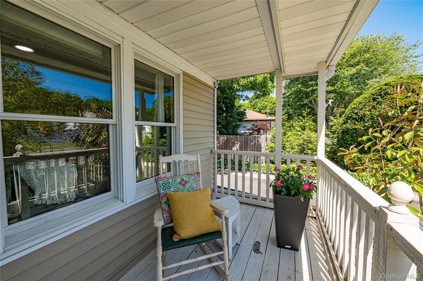 Welcome to this spacious and bright 5-bedroom Colonial set on - photo 2