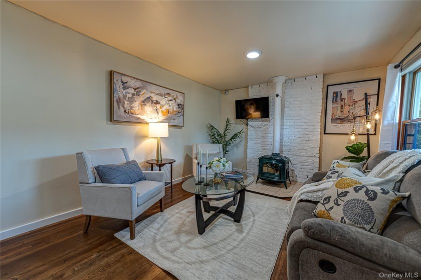 Welcome to this spacious and bright 5-bedroom Colonial set on - photo 3