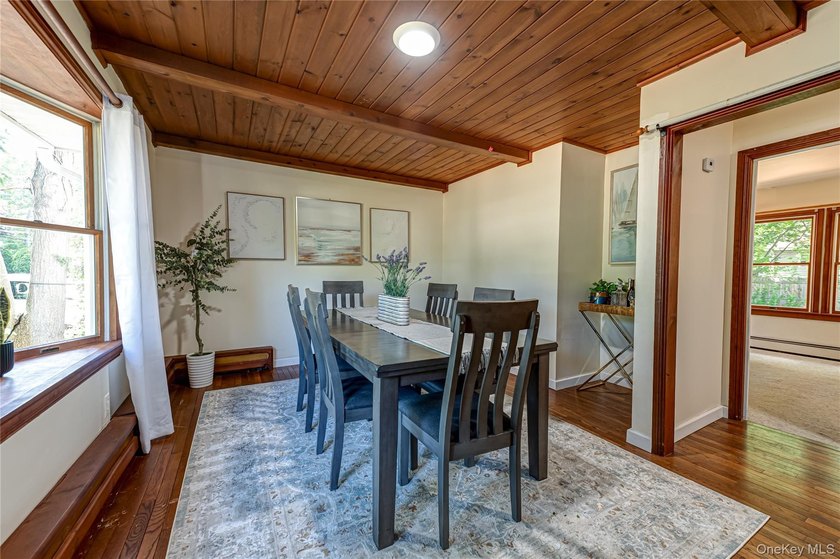 Welcome to this spacious and bright 5-bedroom Colonial set on - photo 7