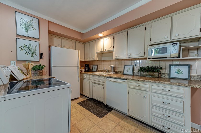 Welcome to this spacious and bright 5-bedroom Colonial set on - photo 10