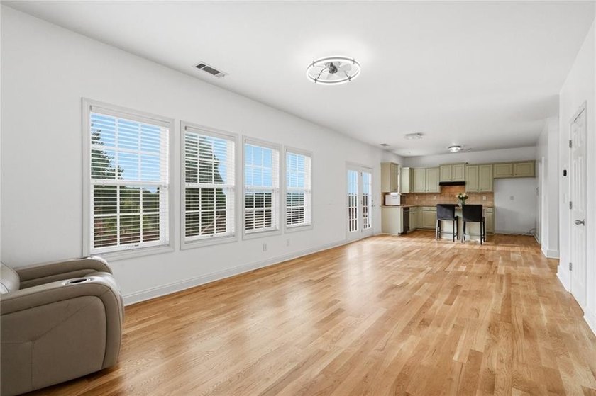 Welcome to this beautifully maintained 4-bedroom, 2.5-bath - photo 4