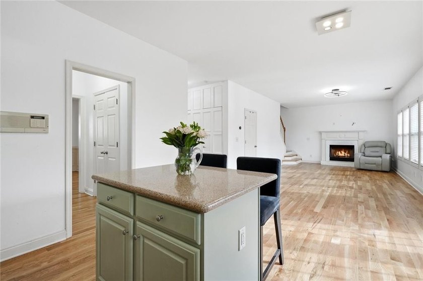 Welcome to this beautifully maintained 4-bedroom, 2.5-bath - photo 6