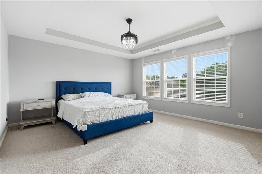 Welcome to this beautifully maintained 4-bedroom, 2.5-bath - photo 8