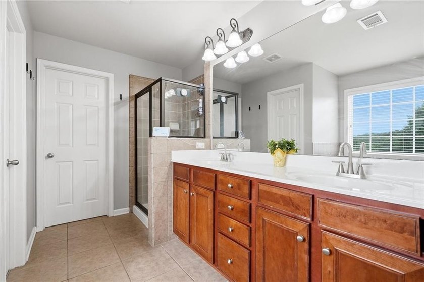 Welcome to this beautifully maintained 4-bedroom, 2.5-bath - photo 10