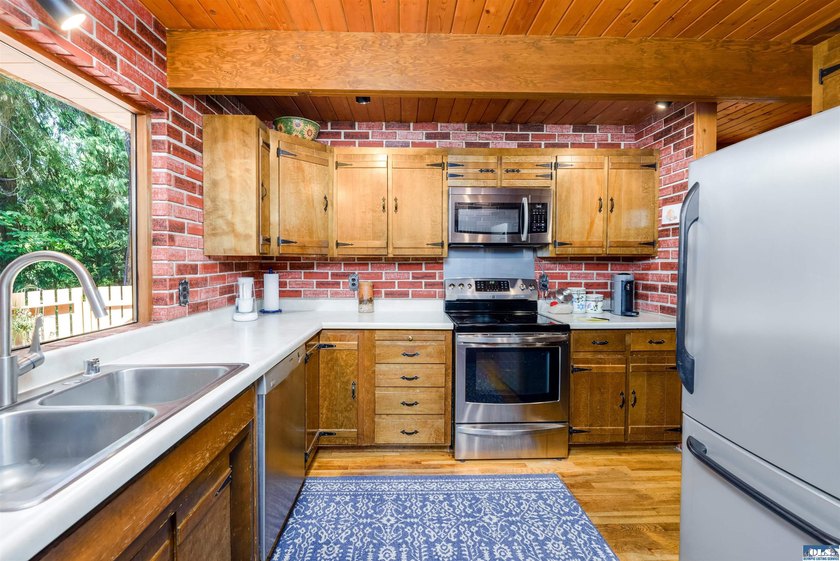 Tucked away on a private road in the desirable Deer Park area - photo 16