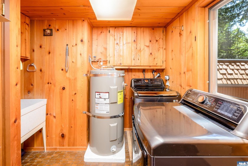 Tucked away on a private road in the desirable Deer Park area - photo 18
