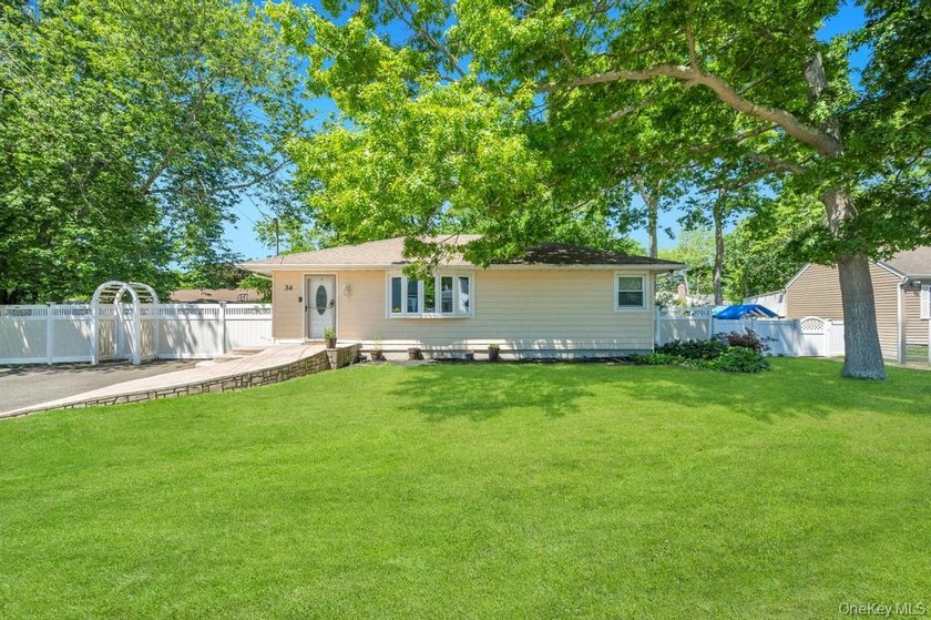 Charming 4-bedroom, 1-bath ranch situated on a tremendous - photo 2