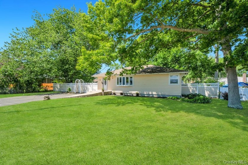 Charming 4-bedroom, 1-bath ranch situated on a tremendous - photo 3