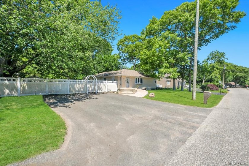 Charming 4-bedroom, 1-bath ranch situated on a tremendous - photo 4