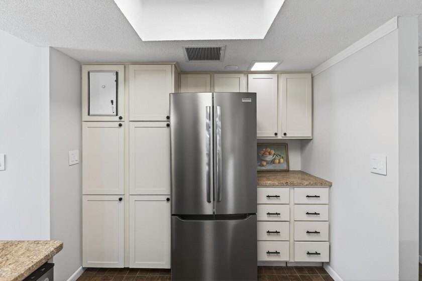 Resort style living in Edina West! This 2 bedroom &amp; 2 bathroom - photo 7