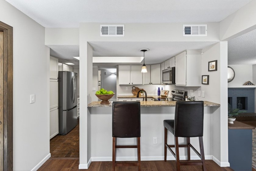 Resort style living in Edina West! This 2 bedroom &amp; 2 bathroom - photo 9
