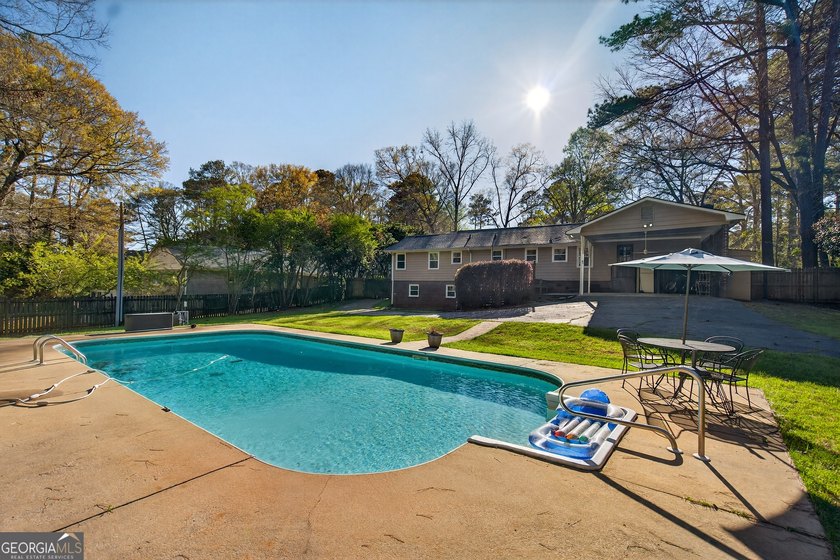 Spacious living with incredible entertaining features in a - photo 2