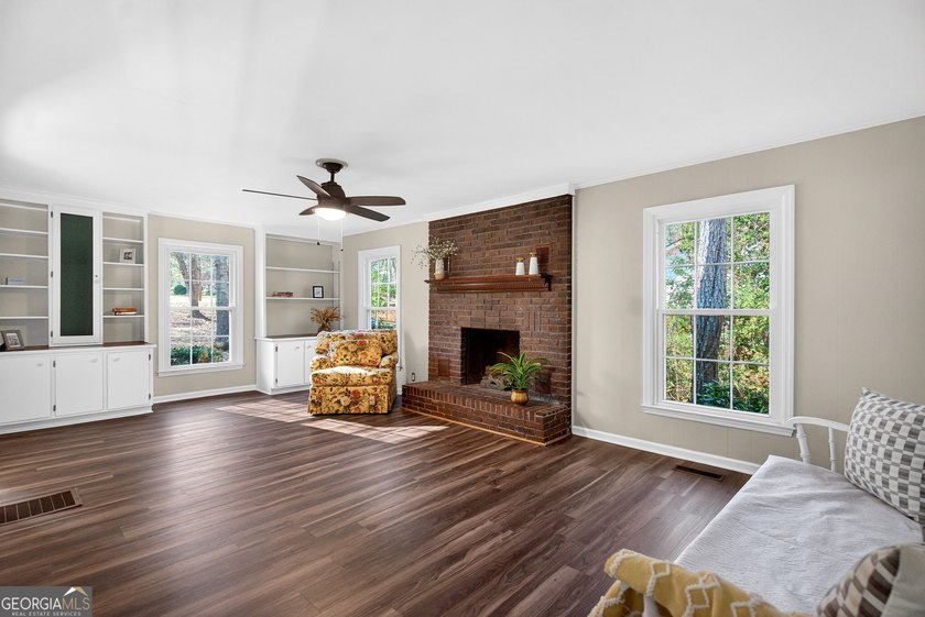 Spacious living with incredible entertaining features in a - photo 8