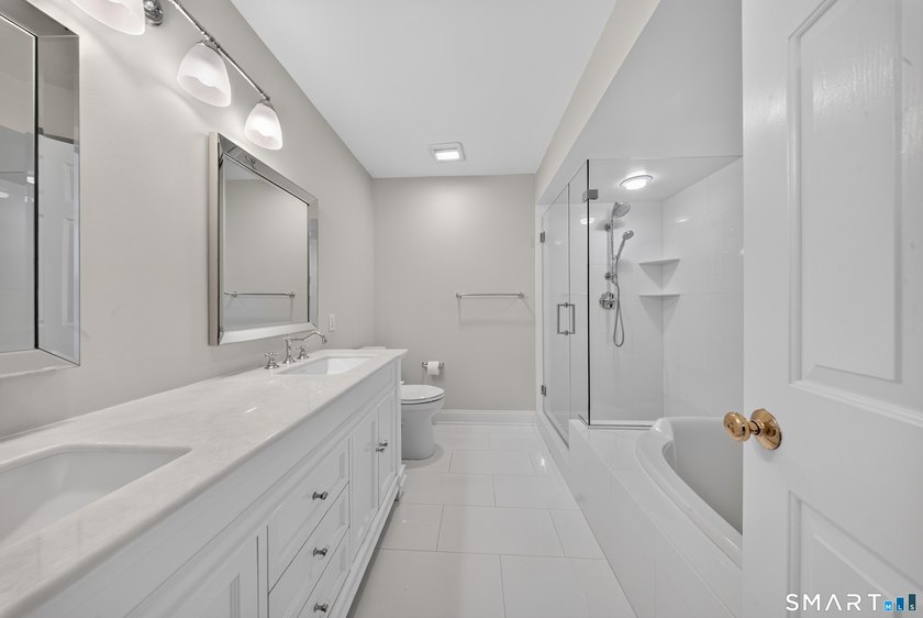 Move right into this beautifully updated end-unit townhouse in - photo 12