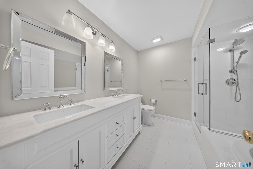 Move right into this beautifully updated end-unit townhouse in - photo 13