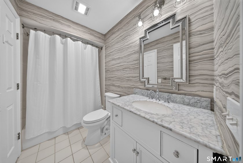 Move right into this beautifully updated end-unit townhouse in - photo 16