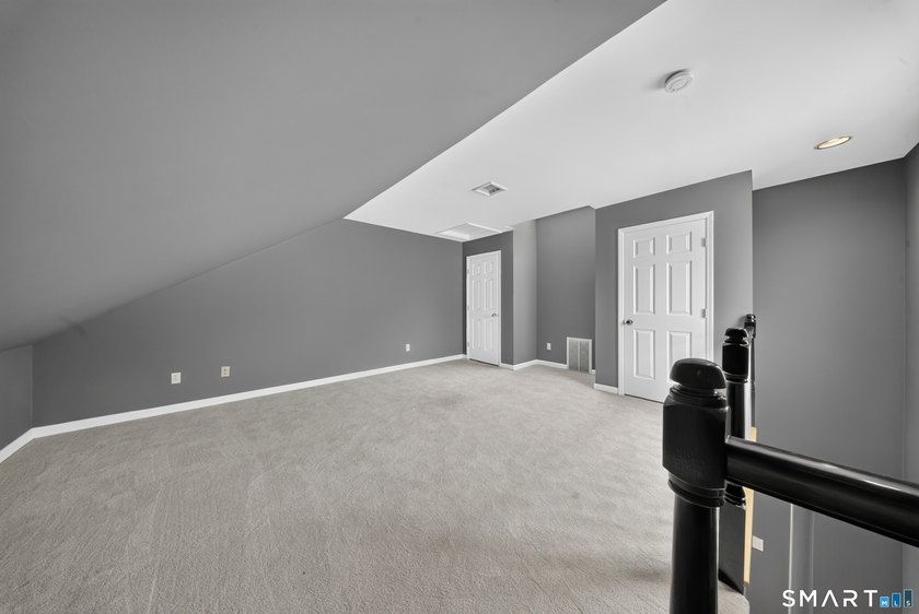 Move right into this beautifully updated end-unit townhouse in - photo 18