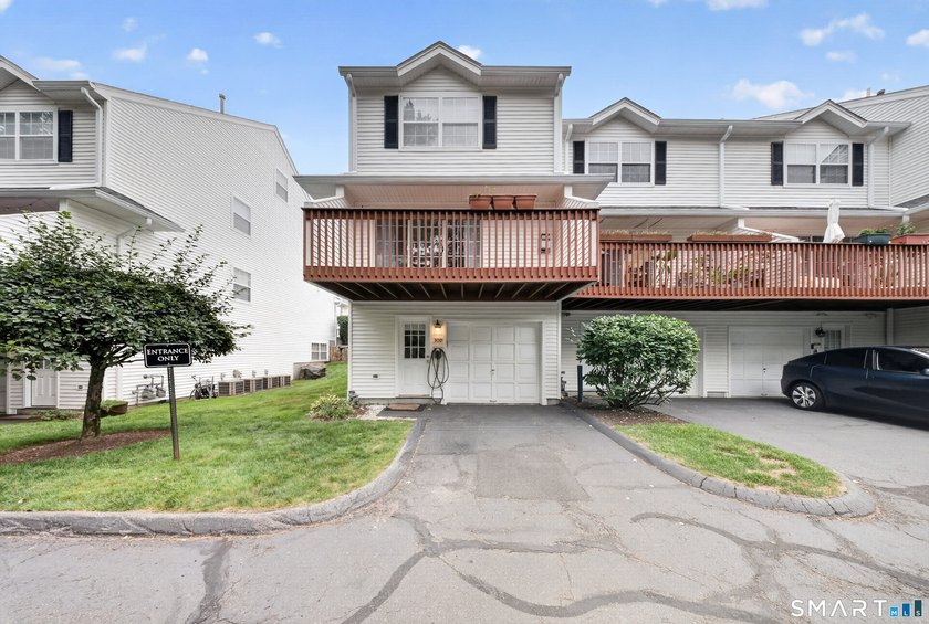 Move right into this beautifully updated end-unit townhouse in - photo 29
