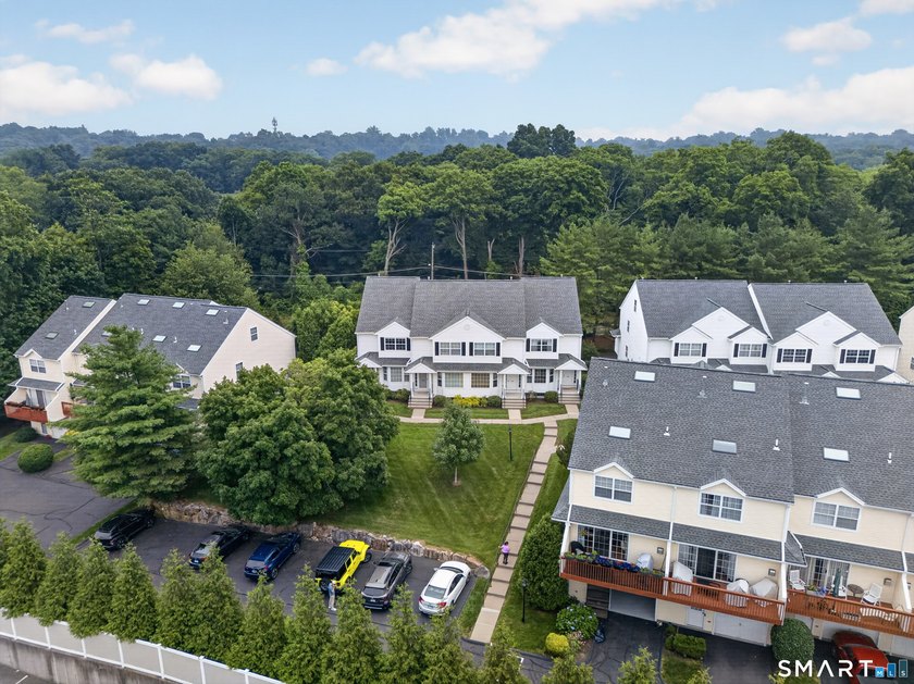 Move right into this beautifully updated end-unit townhouse in - photo 30