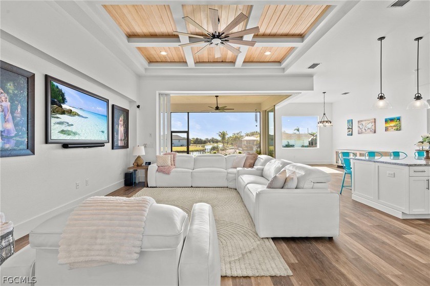 Wow, what a beautiful house! As you arrive, the home's curb - photo 3
