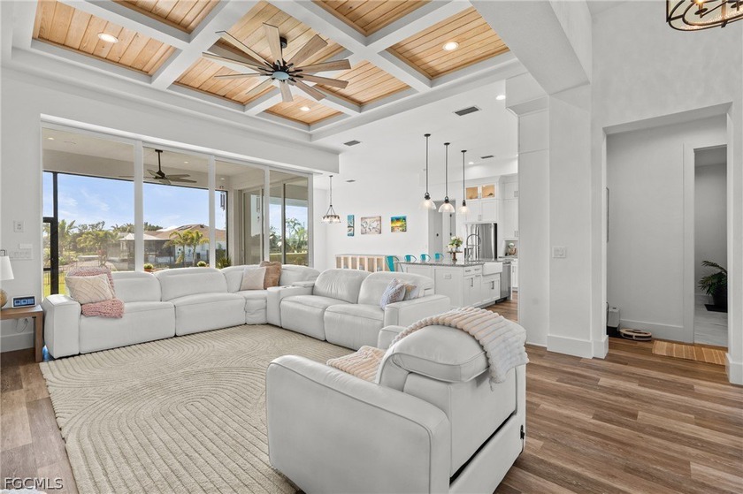 Wow, what a beautiful house! As you arrive, the home's curb - photo 4