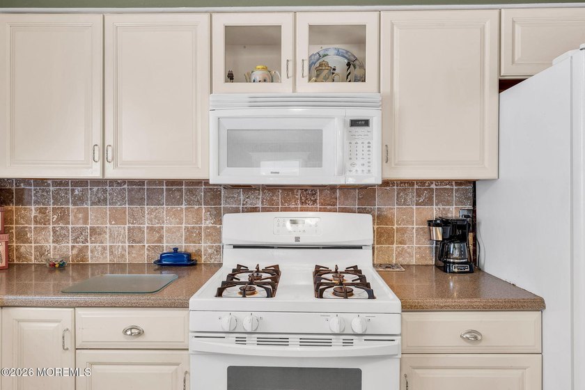 Move right into this well-maintained 2-bedroom, 2-bath home in - photo 18