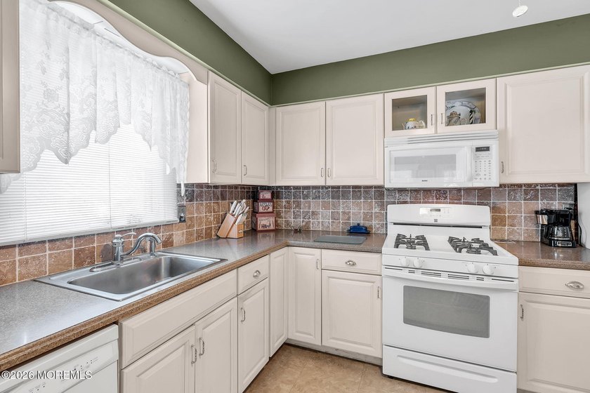 Move right into this well-maintained 2-bedroom, 2-bath home in - photo 19