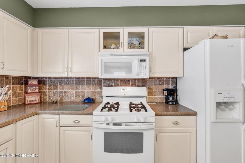 Move right into this well-maintained 2-bedroom, 2-bath home in - photo 20