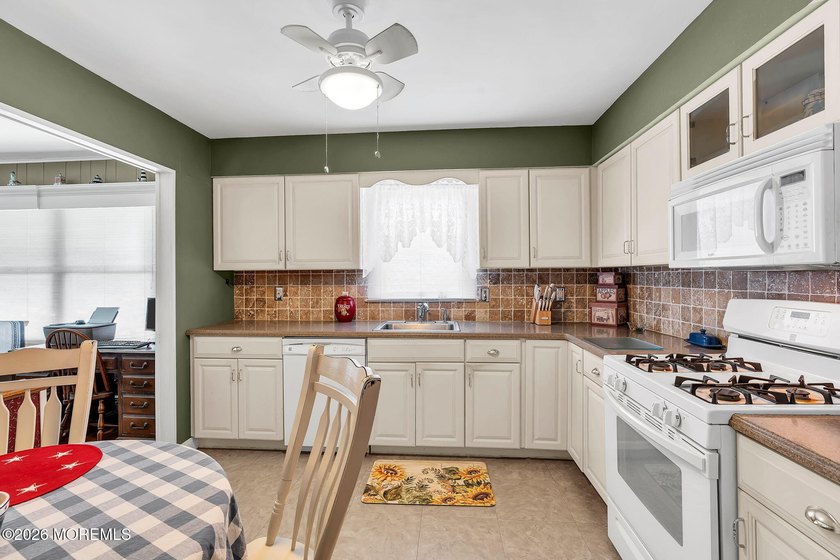 Move right into this well-maintained 2-bedroom, 2-bath home in - photo 21