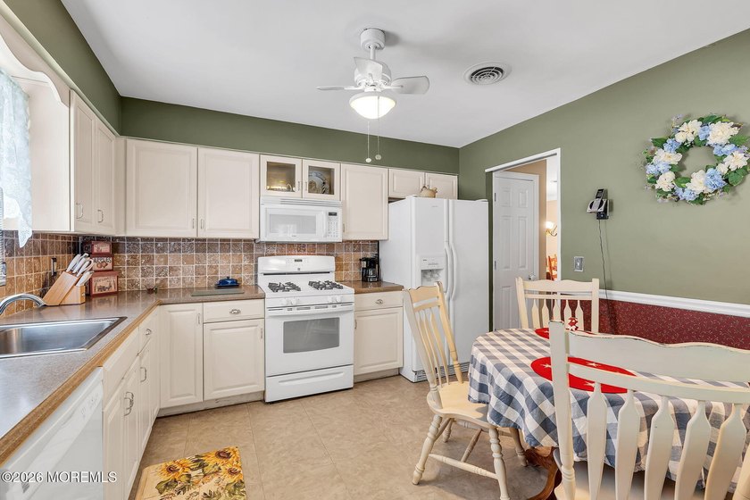 Move right into this well-maintained 2-bedroom, 2-bath home in - photo 22