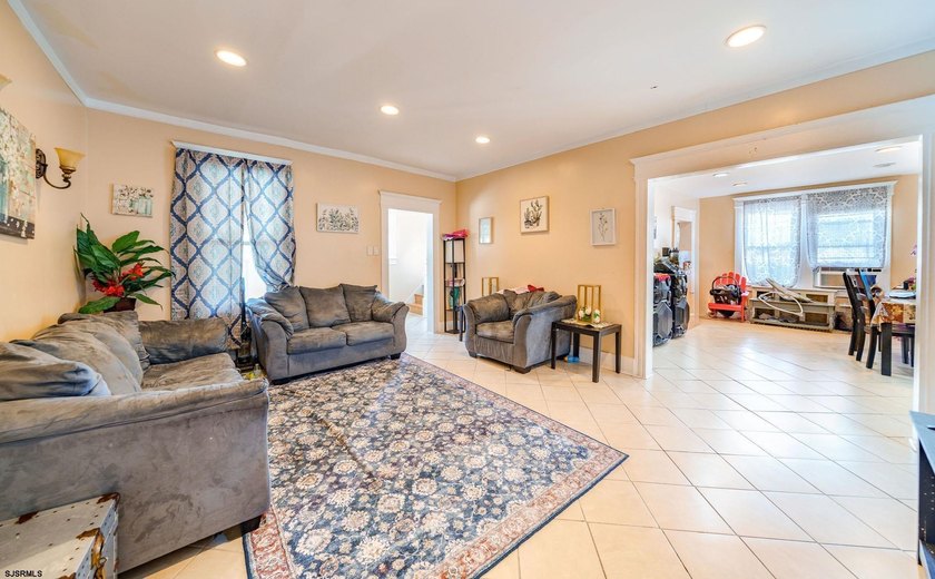Rare Investment Opportunity! Legal duplex, Unit 1 consists of 3 - photo 6