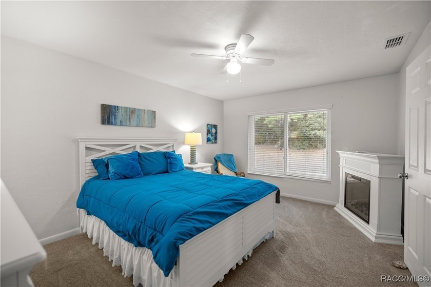 Spacious 3 bedroom, 2 bath home on oversized lot with Large - photo 13