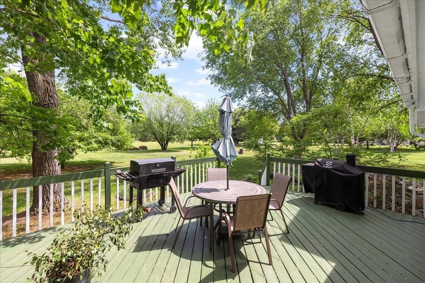 Welcome home to this warm and inviting two-owner property - photo 14