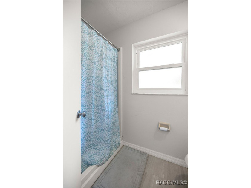 Spacious 3 bedroom, 2 bath home on oversized lot with Large - photo 15