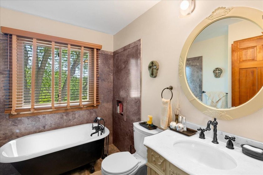 Welcome home to this warm and inviting two-owner property - photo 18