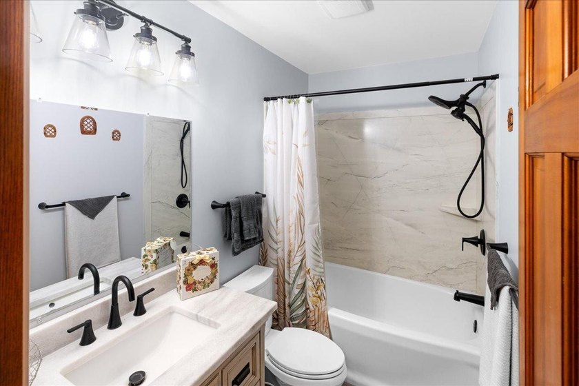 Welcome home to this warm and inviting two-owner property - photo 19
