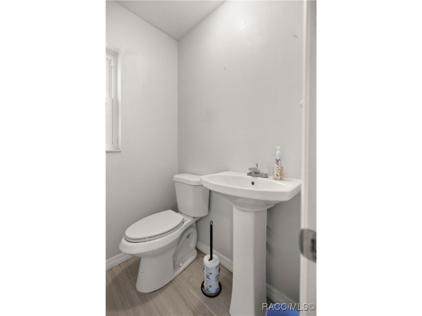 Spacious 3 bedroom, 2 bath home on oversized lot with Large - photo 20