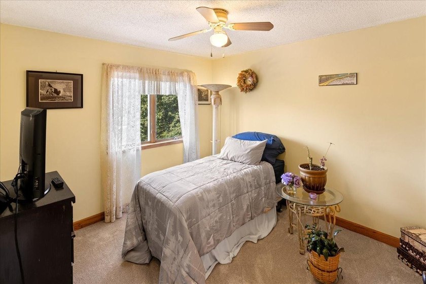 Welcome home to this warm and inviting two-owner property - photo 20