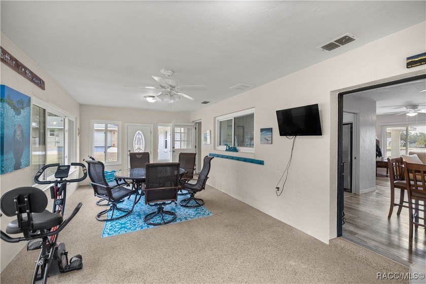 Spacious 3 bedroom, 2 bath home on oversized lot with Large - photo 22