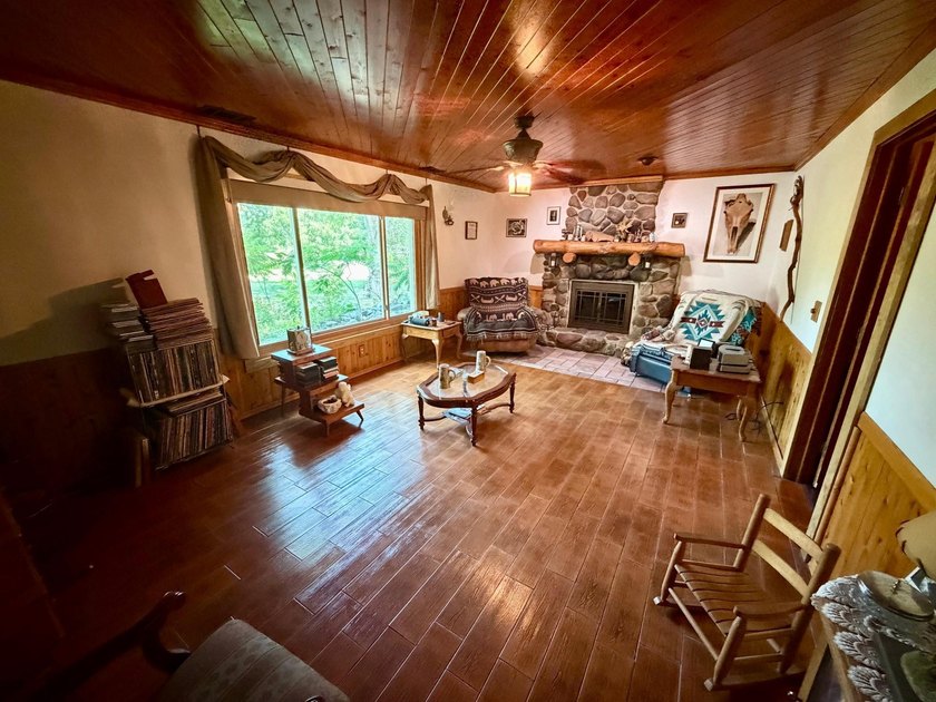 Welcome home to this warm and inviting two-owner property - photo 22