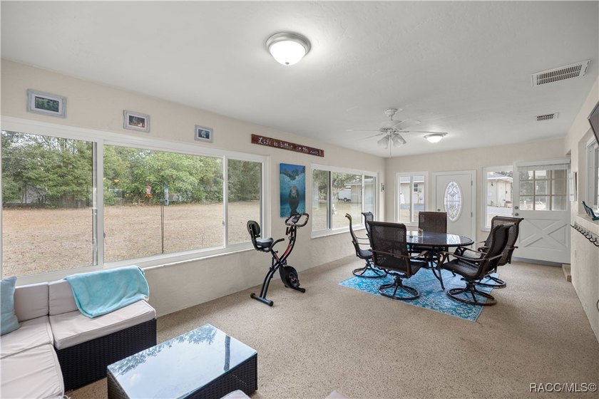 Spacious 3 bedroom, 2 bath home on oversized lot with Large - photo 23