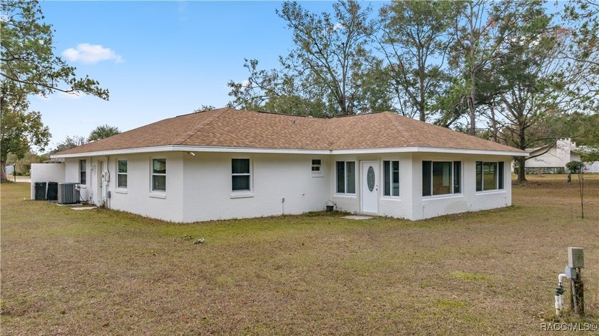 Spacious 3 bedroom, 2 bath home on oversized lot with Large - photo 26