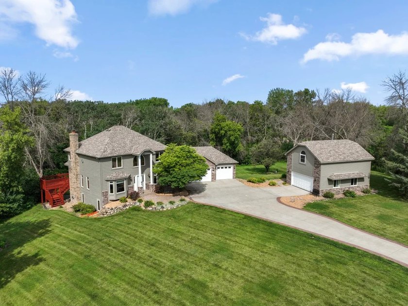 Welcome to your own private retreat on 3.1 scenic acres. This - photo 3