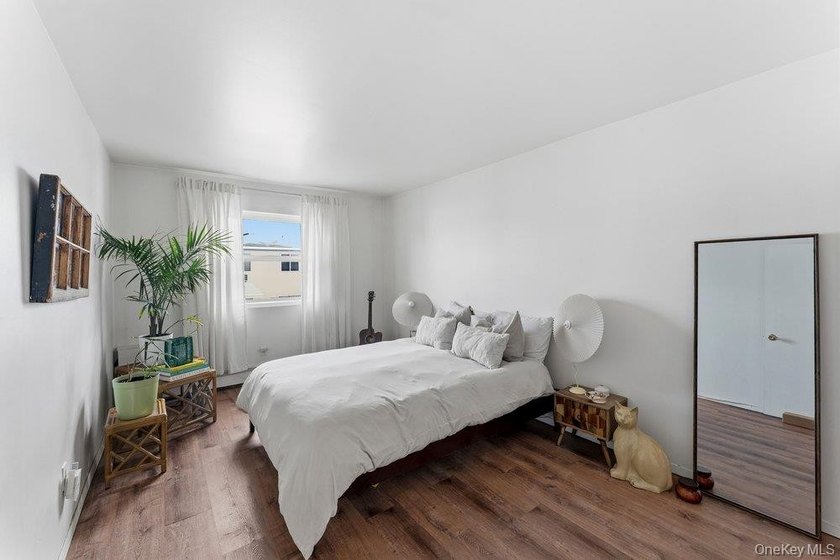 Welcome to 129-15 Sidway Place! A well-maintained attached brick - photo 12