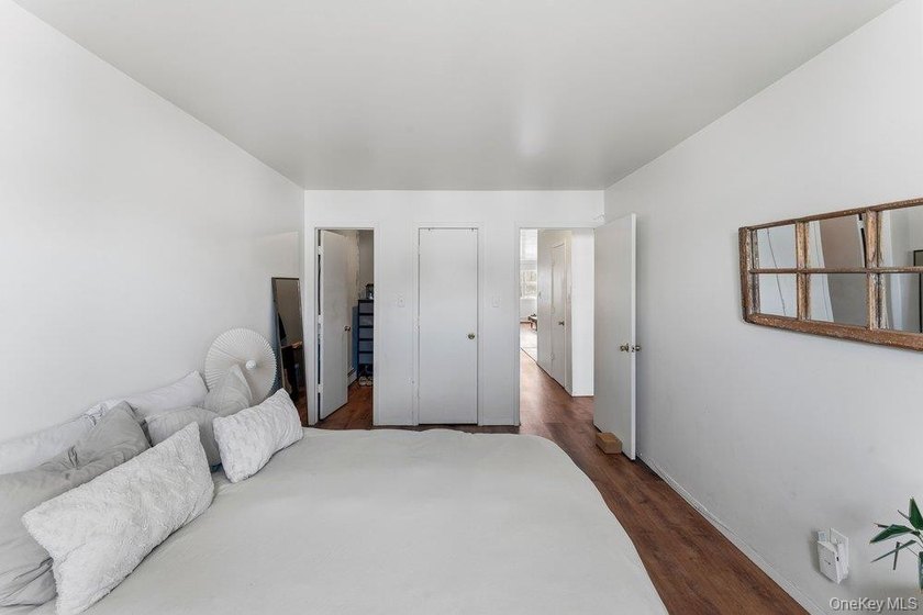Welcome to 129-15 Sidway Place! A well-maintained attached brick - photo 13